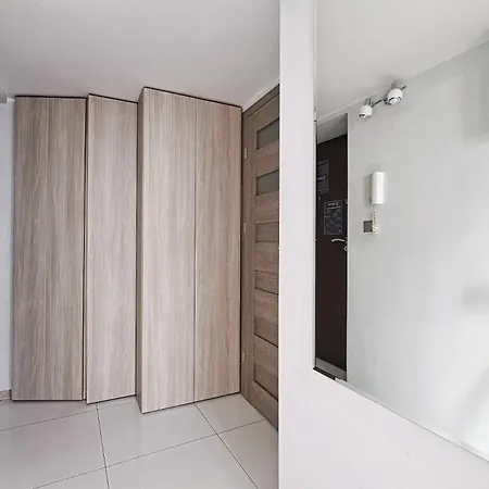 Urbannestgroup - Old Town -s9 * Varşova